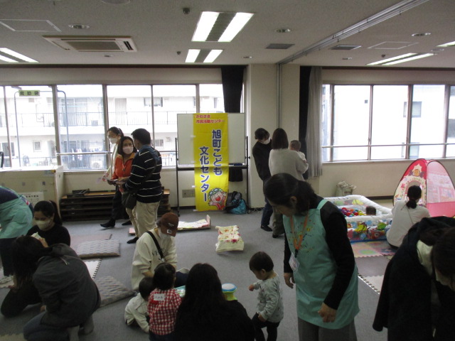 子育てサロンの参加者の様子の写真