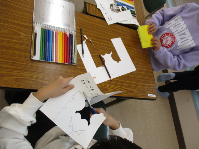 工作の日に参加者が作品を作っている様子の写真