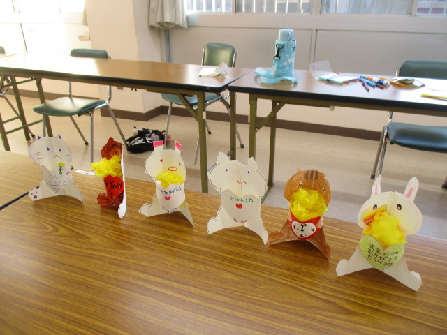 工作の日に小学生が作った作品の写真