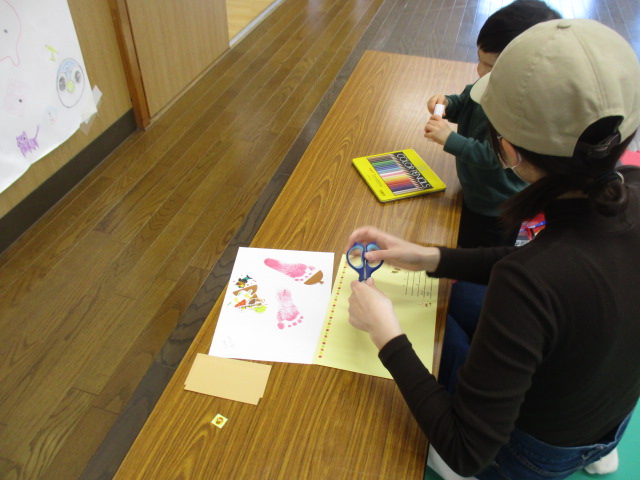 測定会で測定カードを作成している乳幼児親子の様子の写真