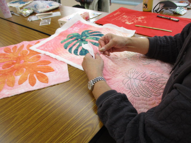 ハワイアンキルト教室で講師が作品を作っている様子の写真
