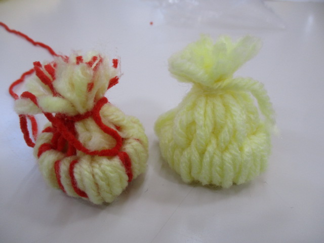 工作の日で子どもたちが作ったミニニット帽子の写真