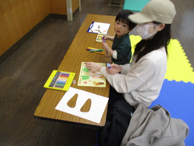 測定会で測定カードを作成している幼児親子の様子の写真
