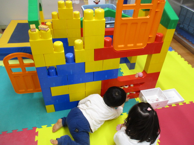 幼児2人が大型ブロックで遊んでいる様子の写真