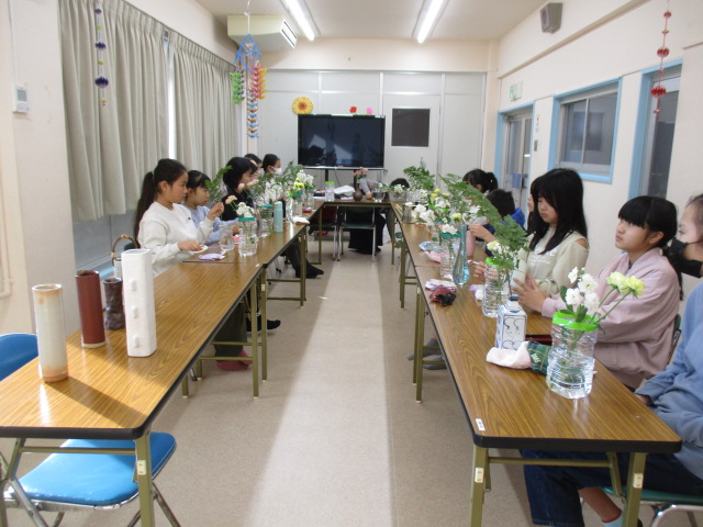 児童生花・茶道クラブのクラブ員が花を生けている様子の写真