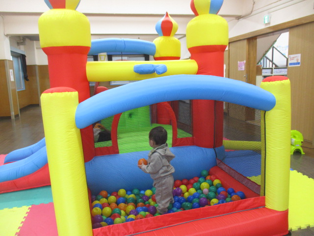 ジャンピングスライダーで遊んでいる乳幼児の様子の写真