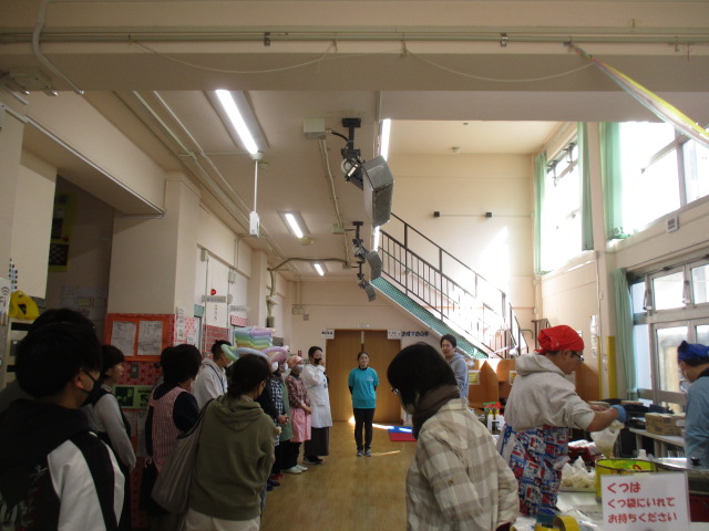 お祭りの打合せをしているスタッフの様子の写真