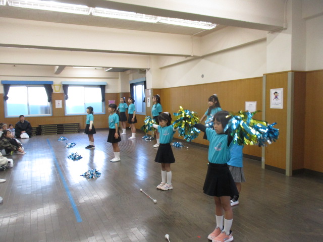 お祭りの舞台発表でバトンダンスを披露している子どもたちの様子の写真