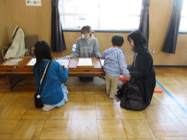 スマートボールコーナーを楽しむ幼児親子や小学生の様子の写真
