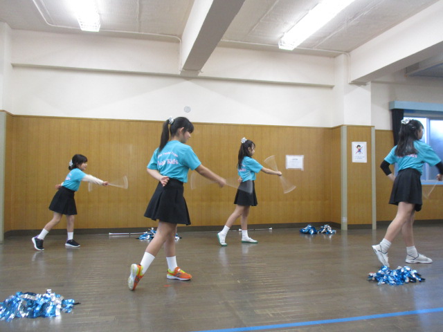 お祭りの舞台発表でバトンダンスを披露している子どもたちの様子の写真