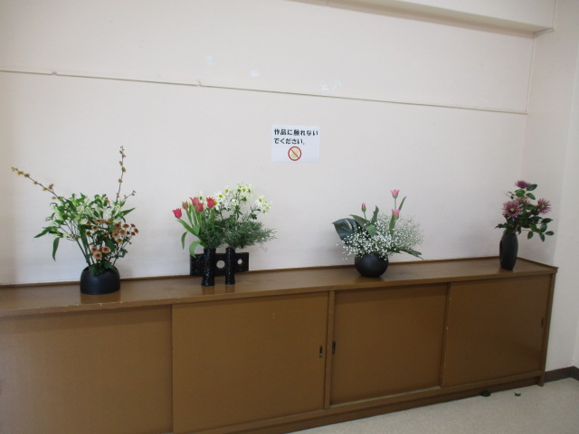 文化祭で飾られた生花の作品の写真