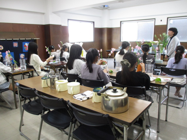 児童生花・茶道クラブのクラブ員が生花の活動している様子の写真