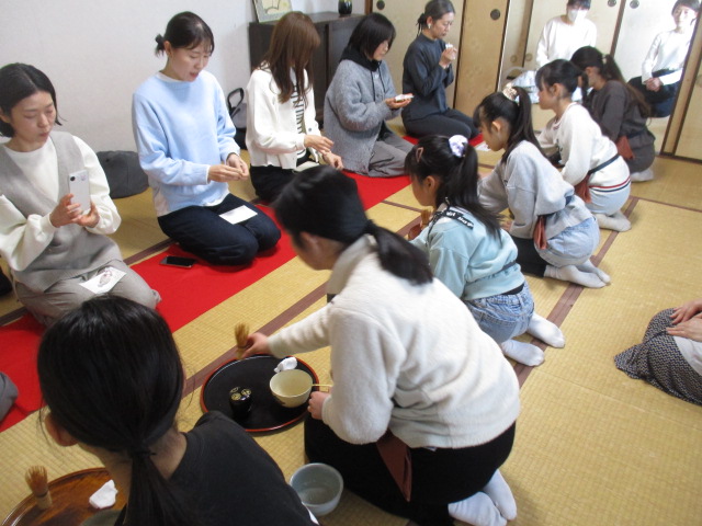 児童生花・茶道クラブの保護者参観の様子の写真