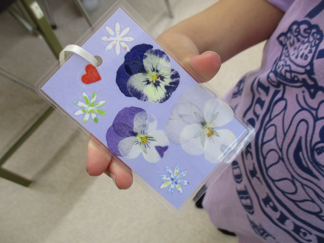 押し花工作で子どもが作った作品の写真