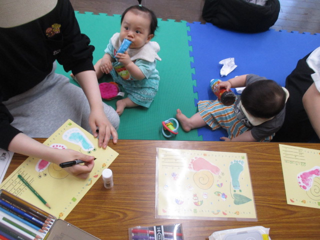 測定会で、測定カードを作成している乳幼児親子の様子の写真
