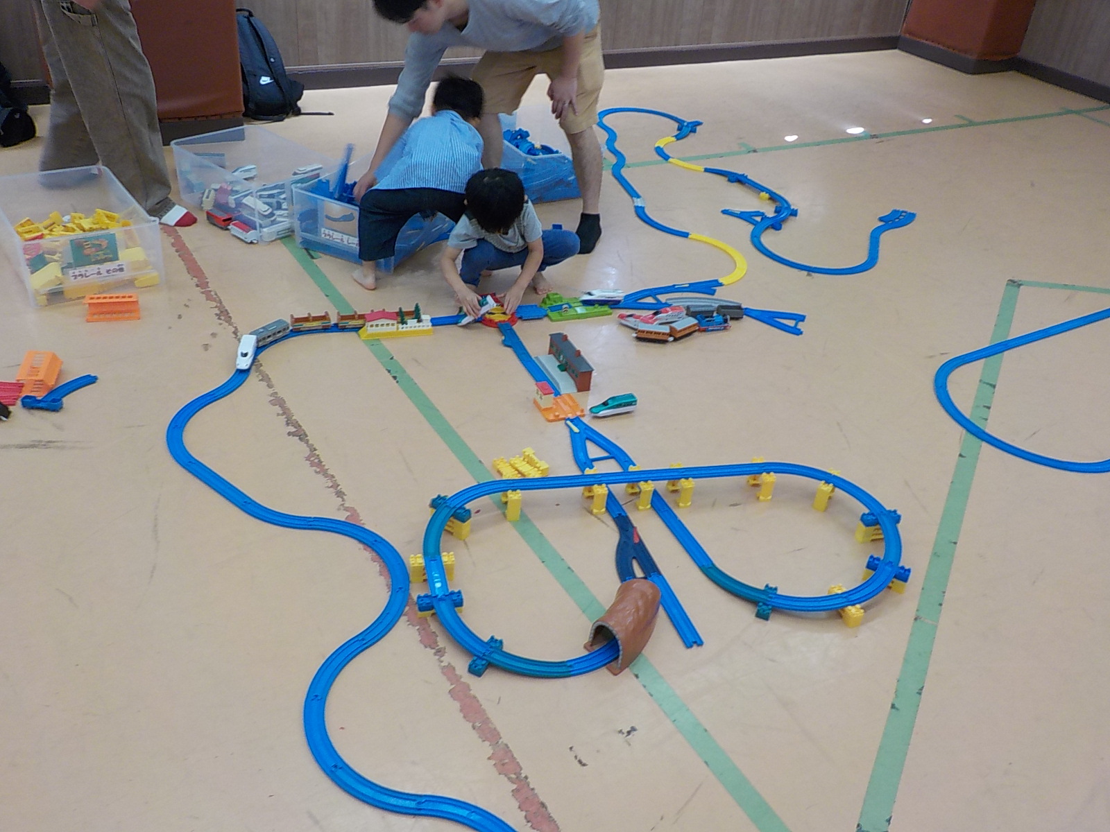 プラレールで遊んでいる様子の写真