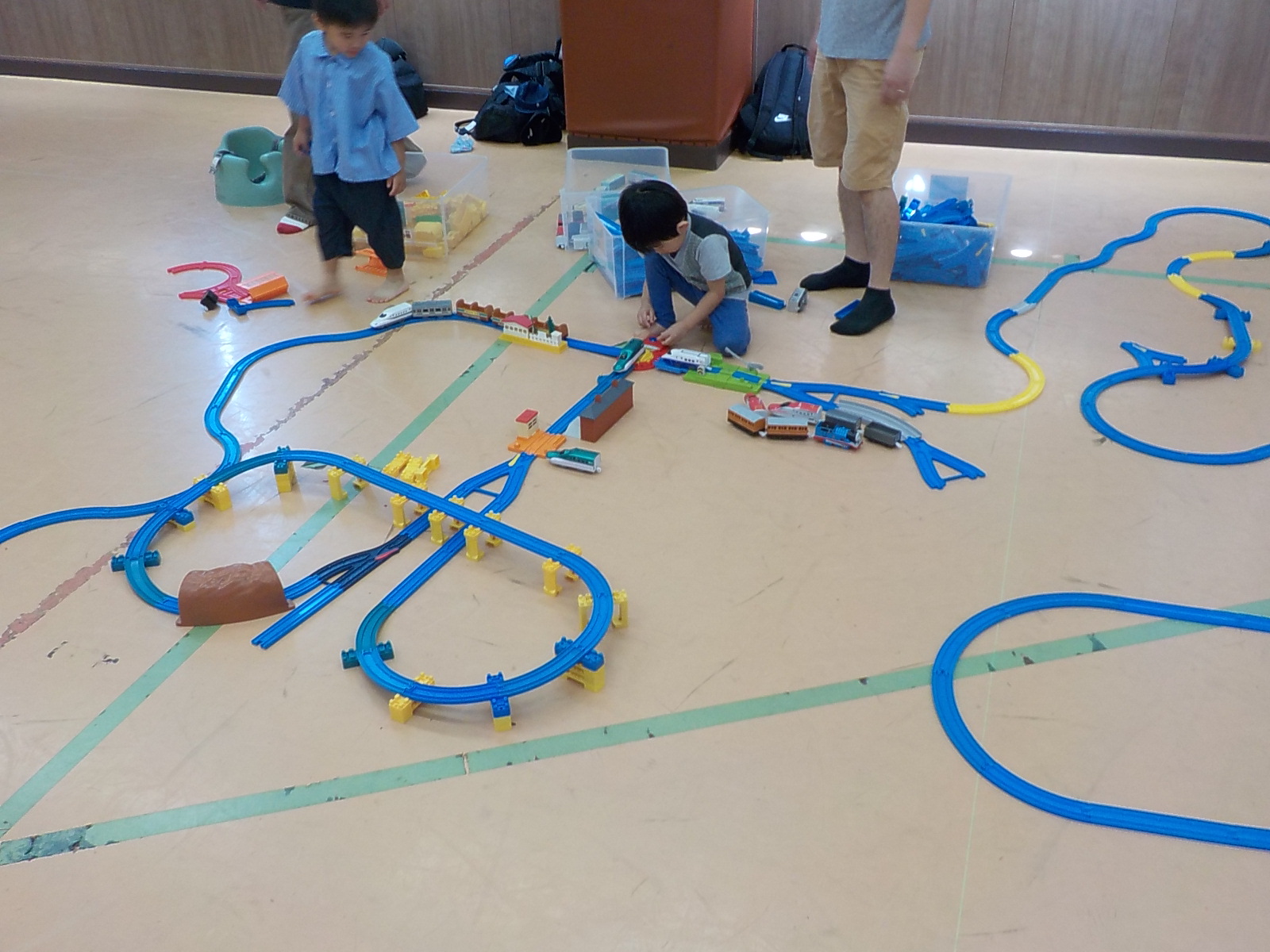プラレールで遊んでいる様子の写真