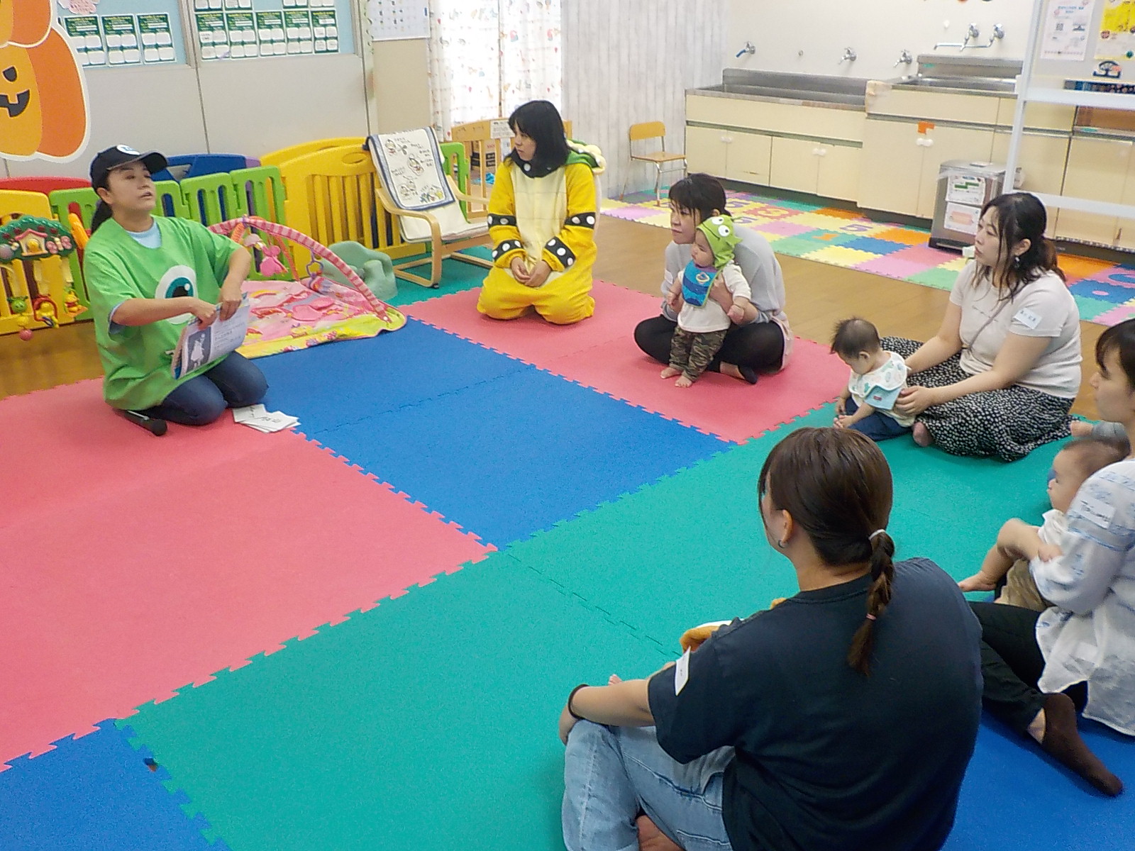多言語の重要性の話を聞いている様子の写真