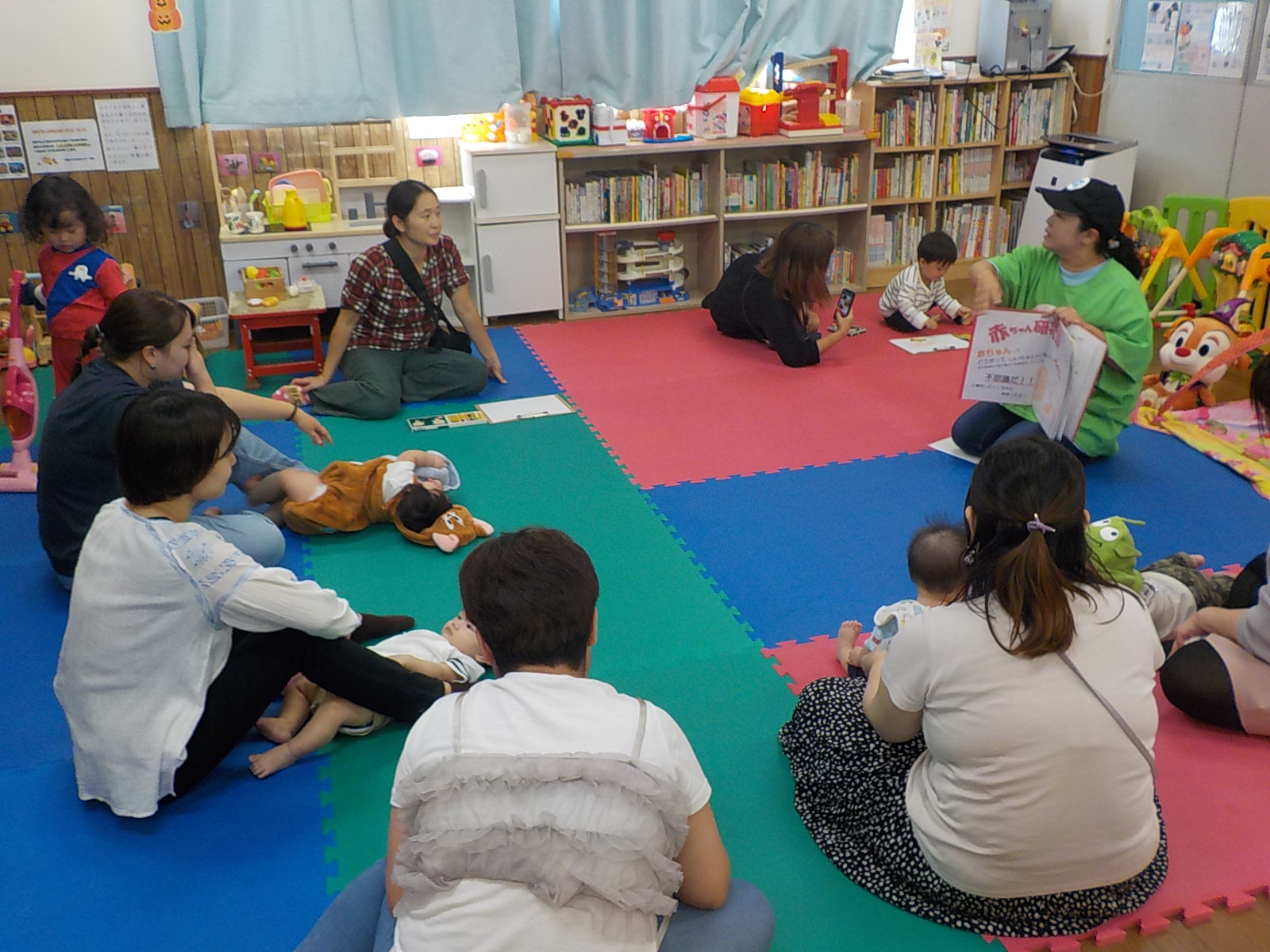 多言語で読み聞かせをしている様子の写真