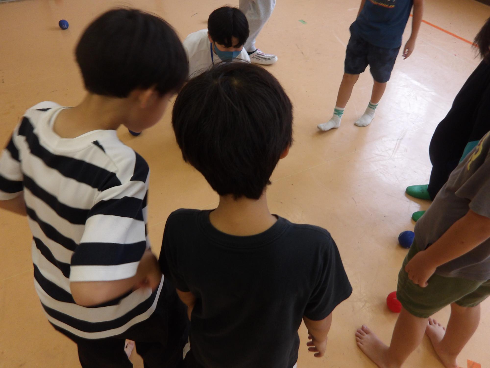 たじまっこボッチャで点を数えている様子の写真