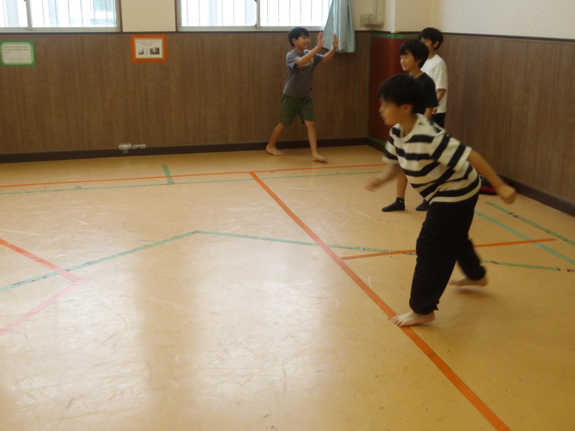 ボッチャで遊んでいる様子の写真