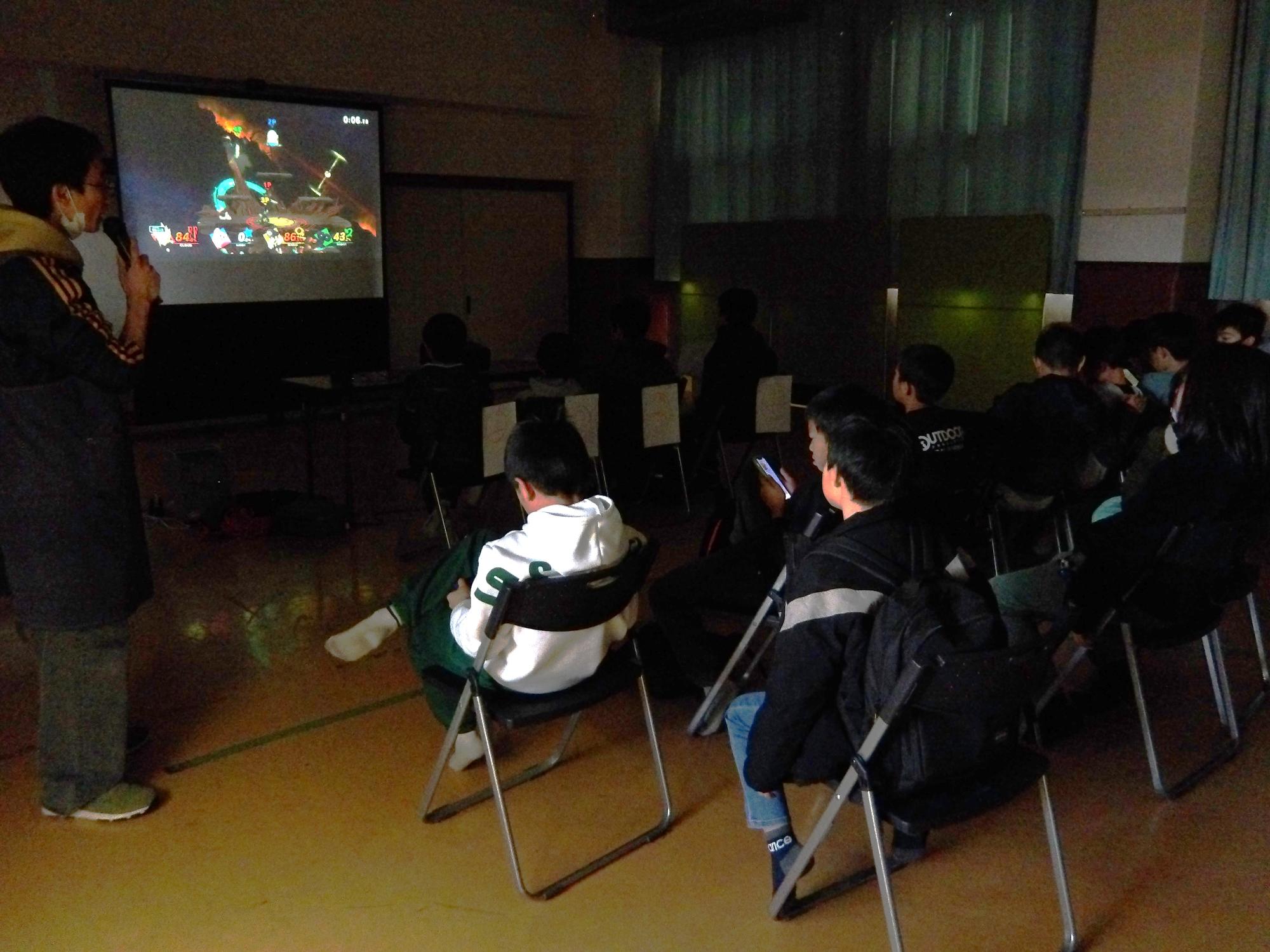 子どもたちがeスポーツをしている写真