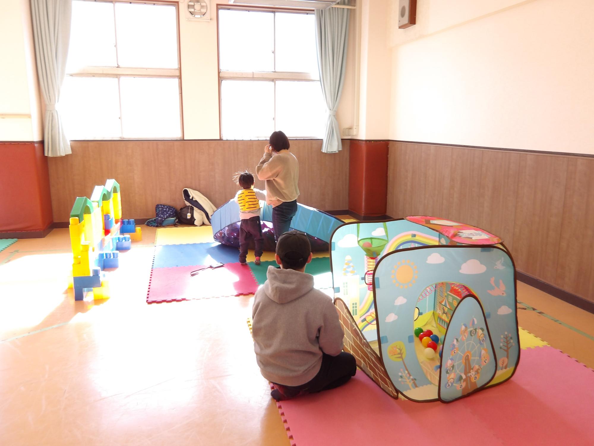 幼児親子がボールプールで遊んでいる写真