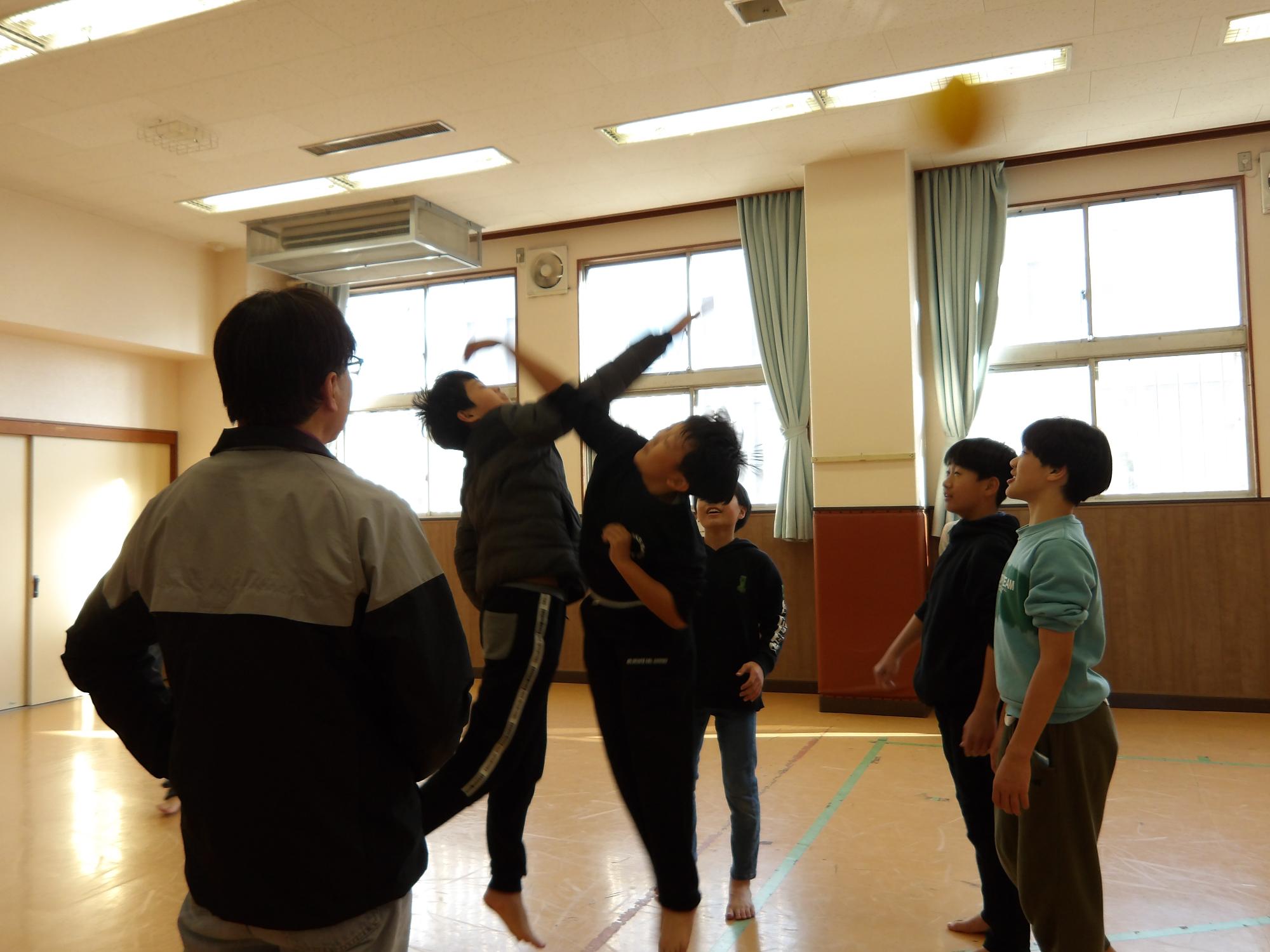 子どもたちがドッジボールをしている写真