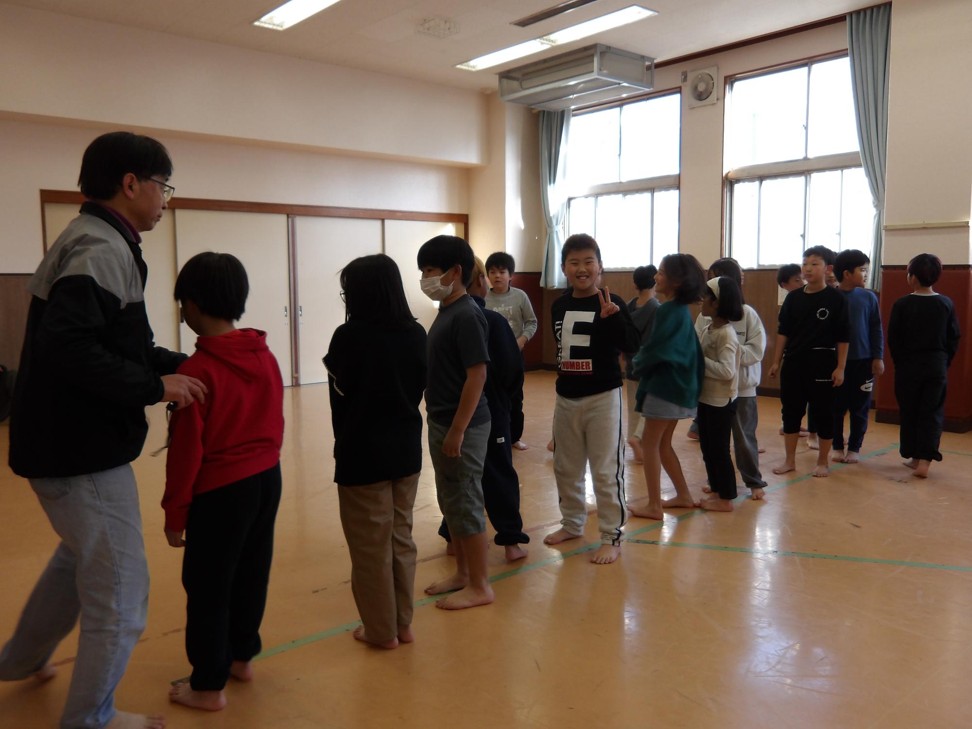 子どもたちがドッジボールをしている写真