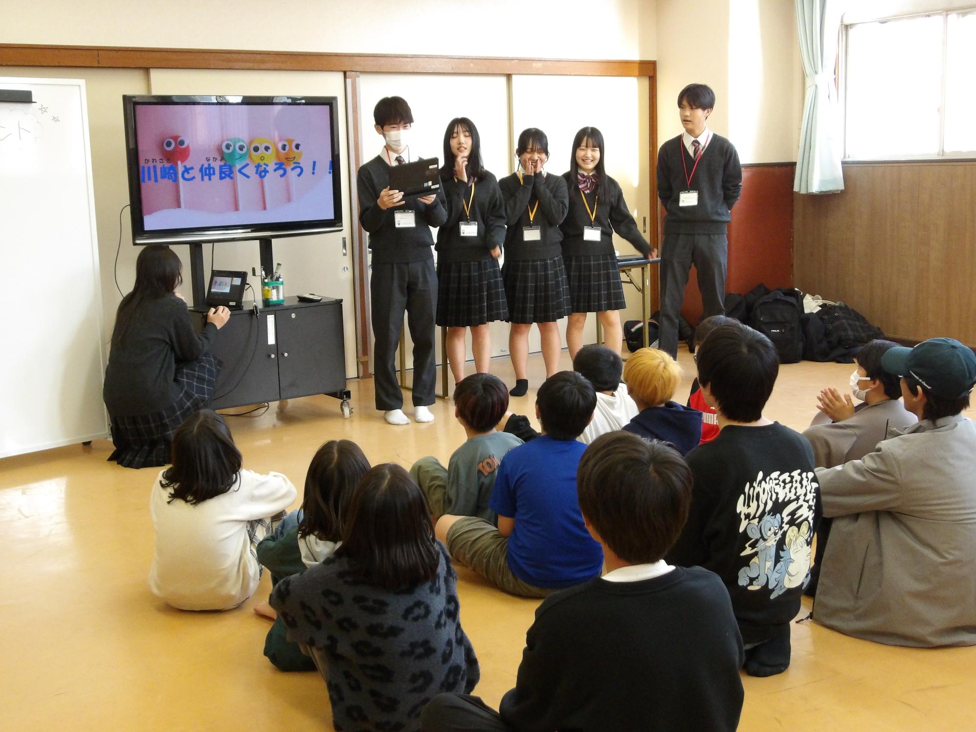 中学生が司会進行をしている写真