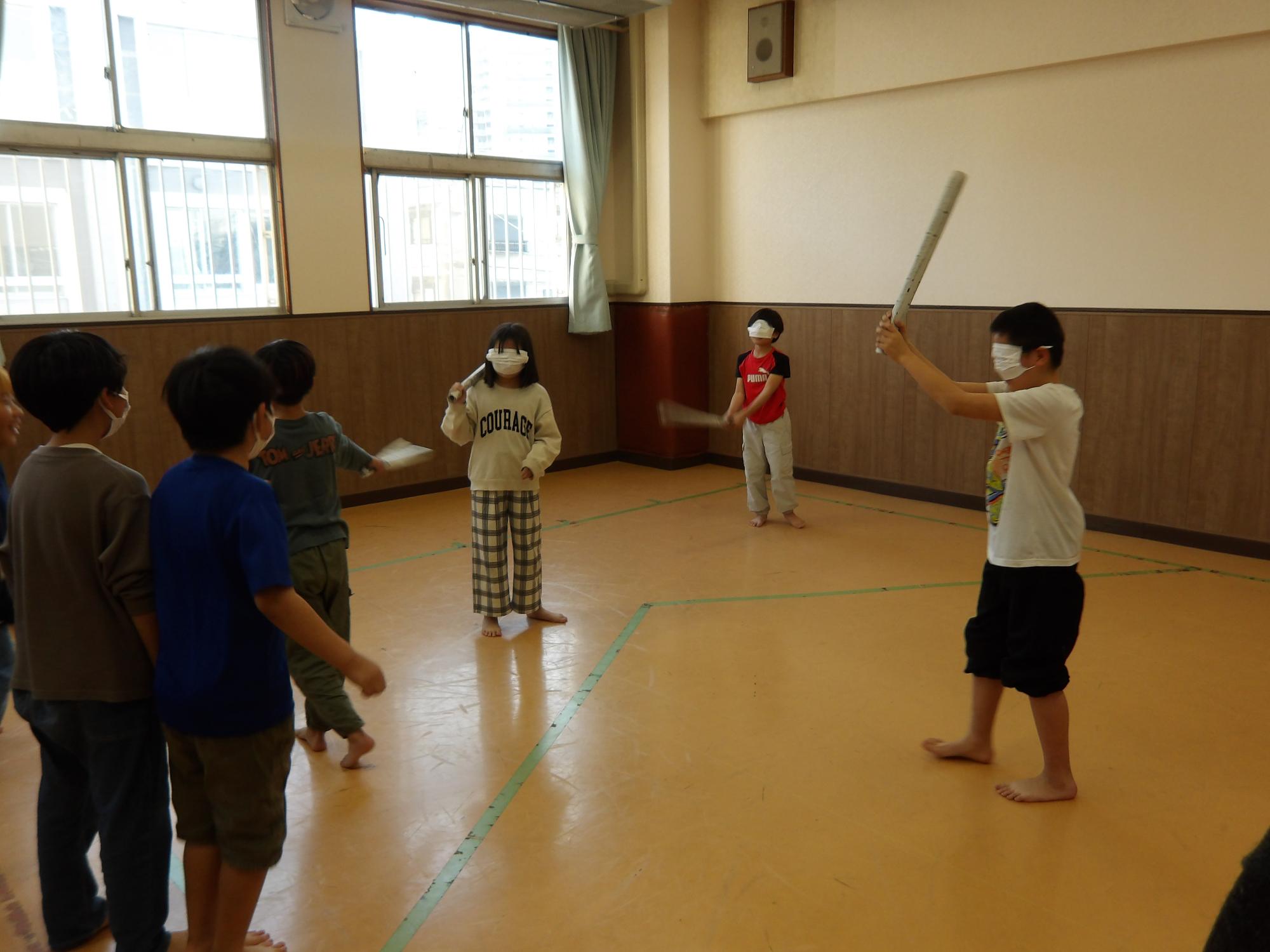 子どもたちがゲームに参加している写真