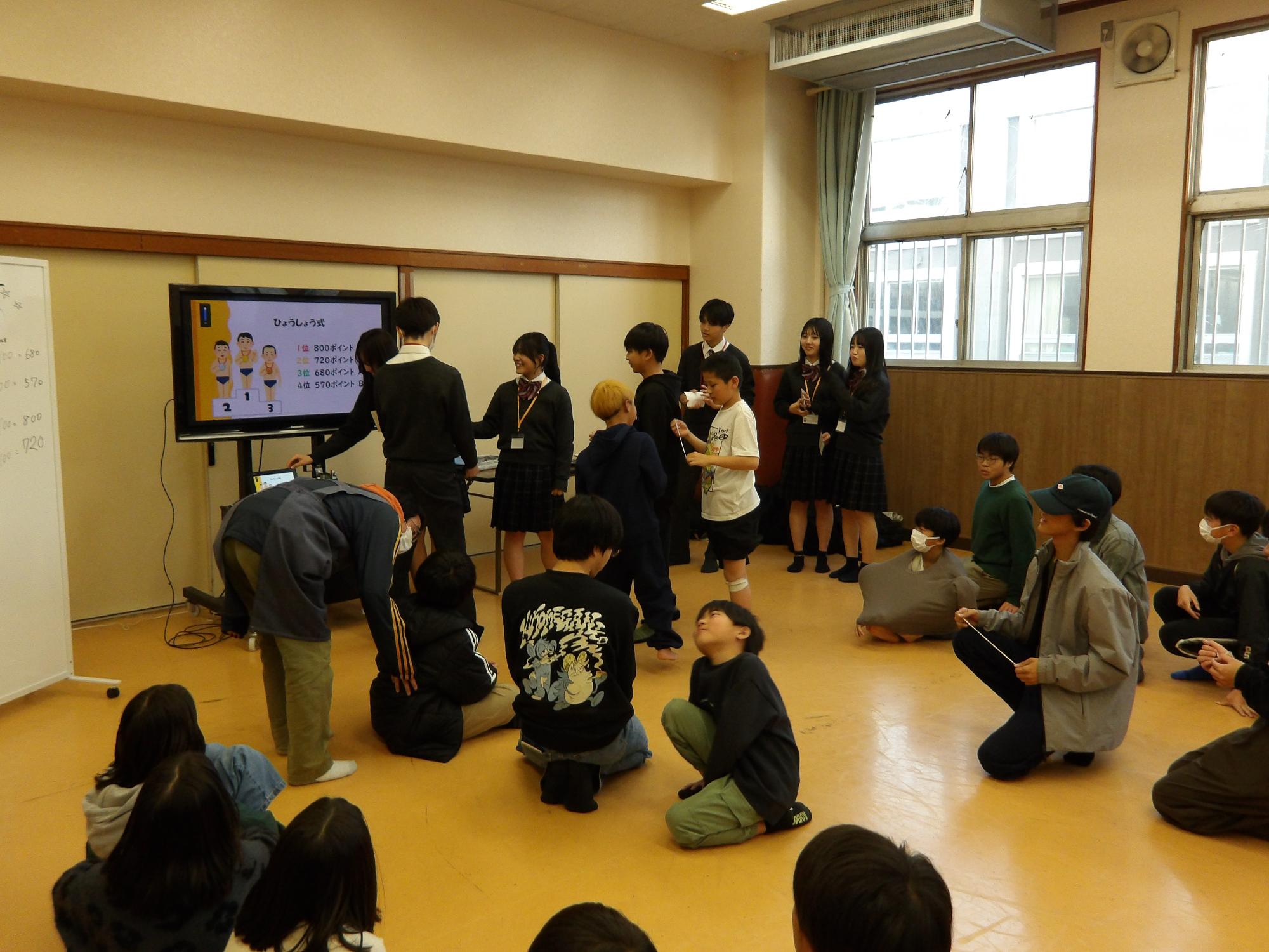 表彰式をしている写真