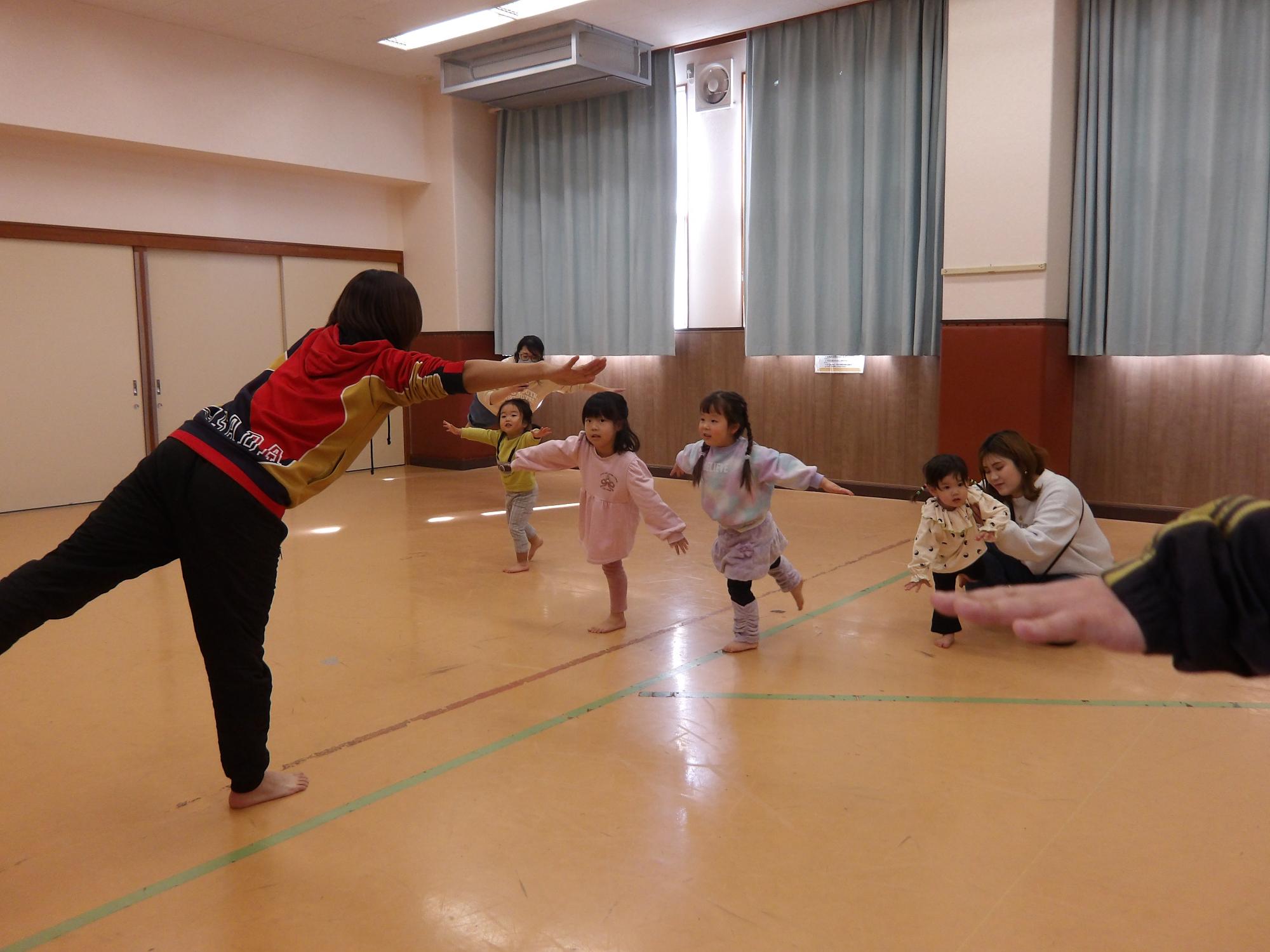 幼児親子が体操をしている写真