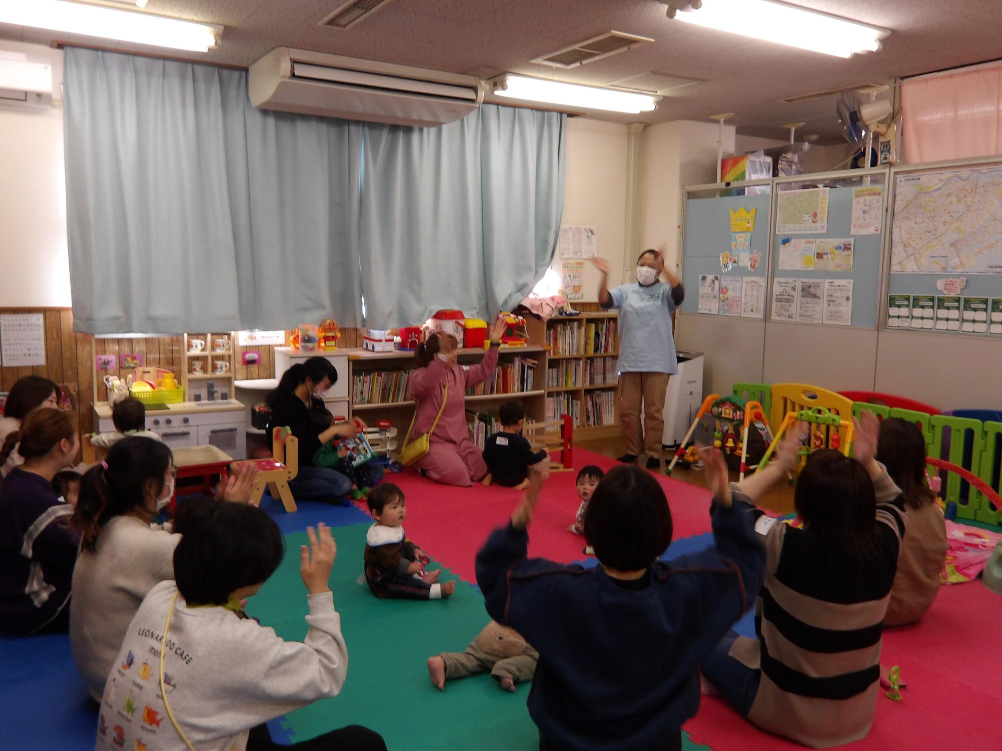 幼児親子が手遊びをしている写真