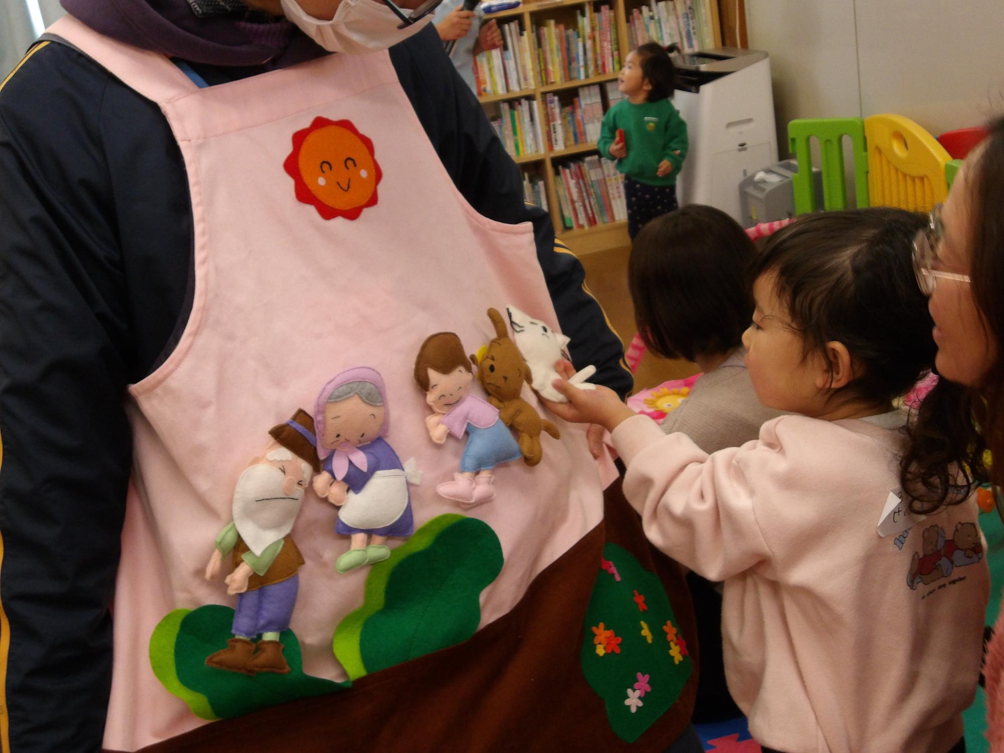 エプロンシアターをしている写真