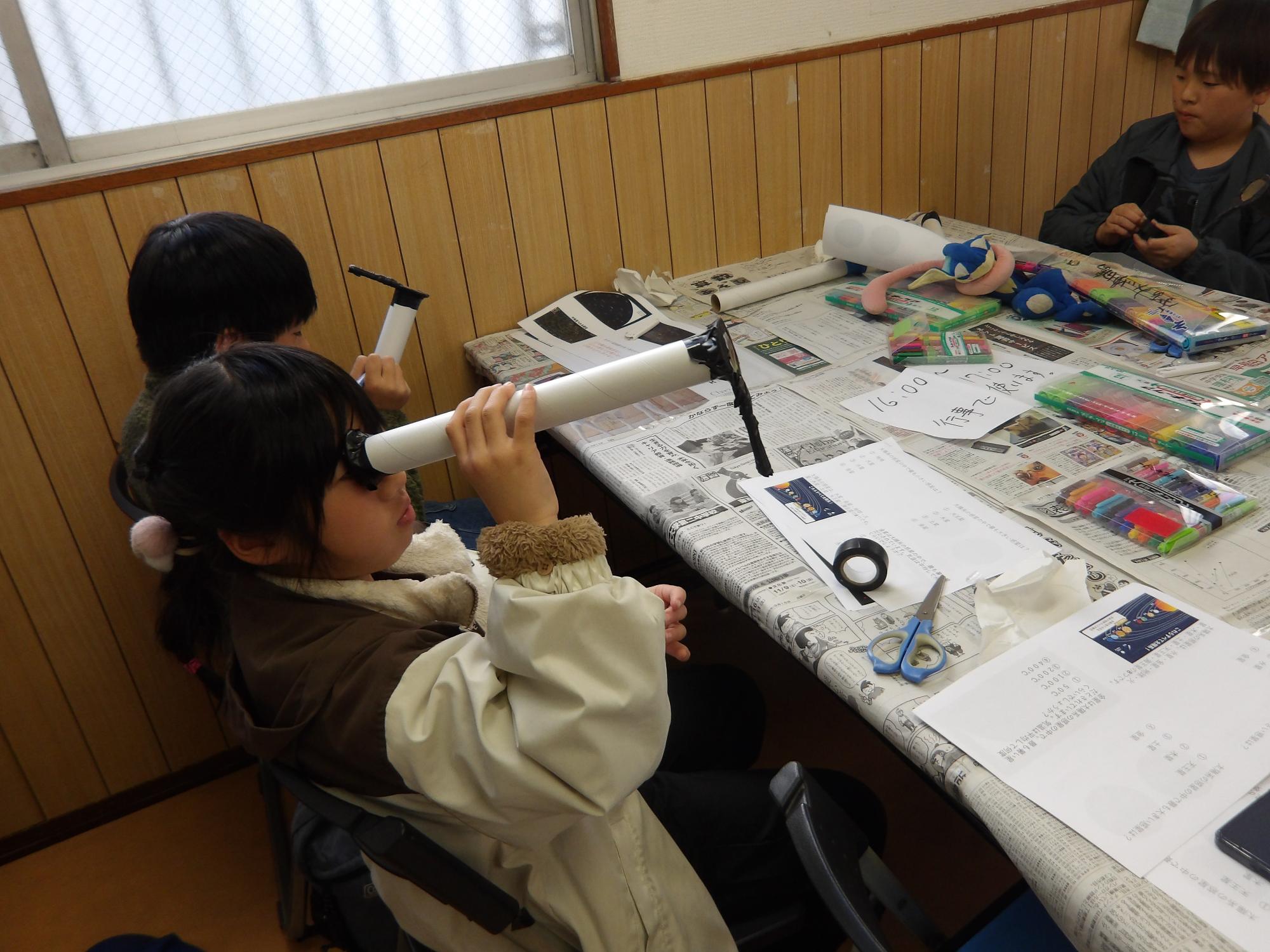子どもたちが望遠鏡を作っている写真