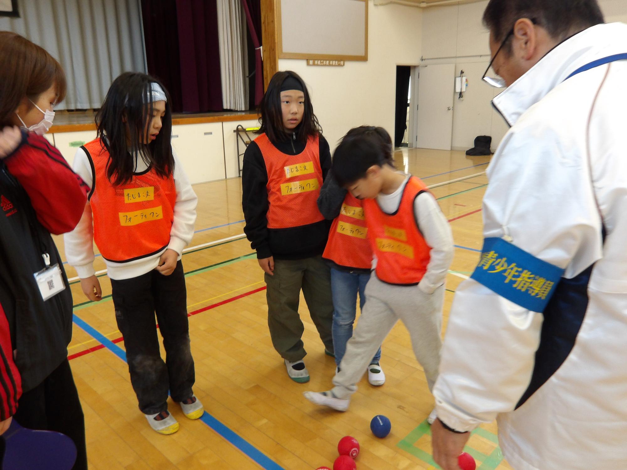 子どもたちがボッチャをしている写真