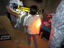 ハンガーにかけられている服を子供がみている写真