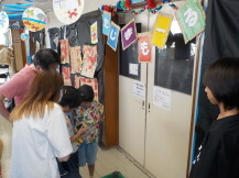 親子4人が入り口でモニターを見ている写真