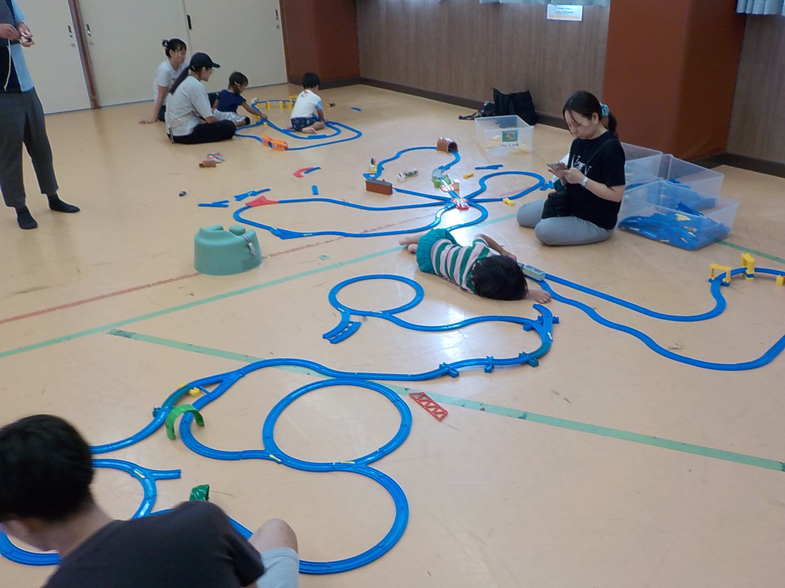 プラレールで遊んでいる様子の写真