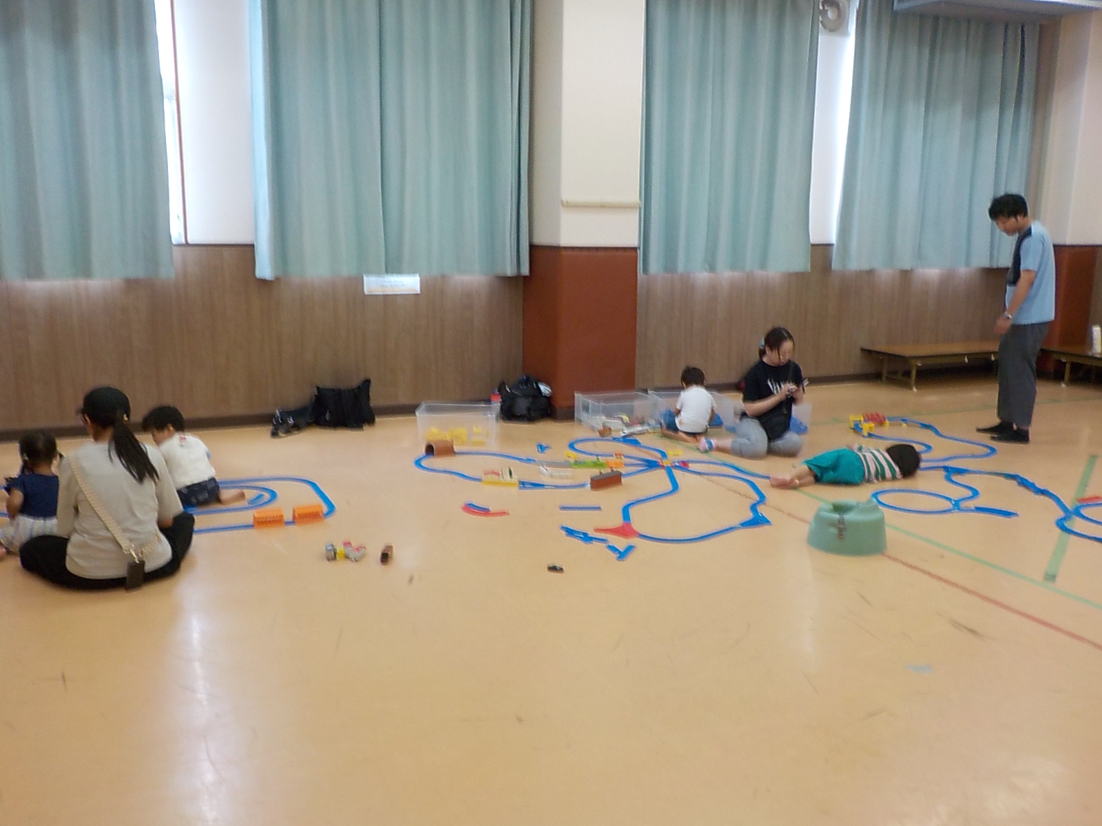 プラレールで遊んでいる様子の写真