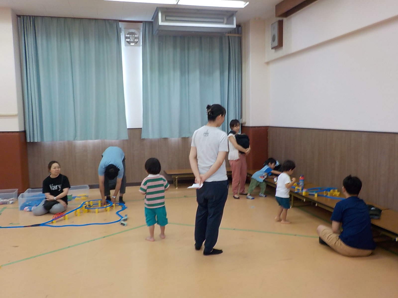 プラレールで遊んでいる様子の写真