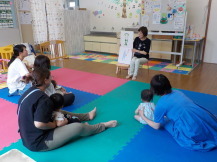 4組の幼児親子が前方の女性の話を聞いている写真