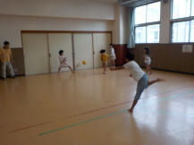 相手チームにボールを投げて、それをよけている子供の写真