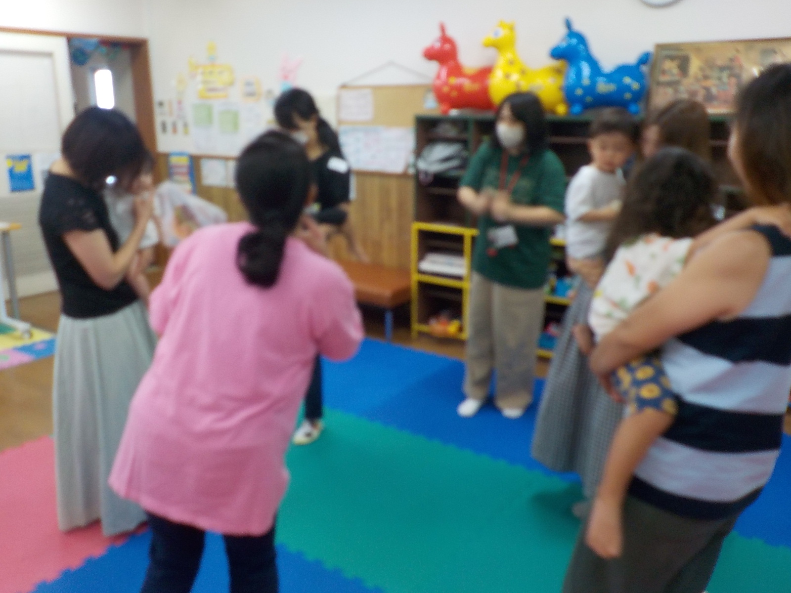 全身で踊っている様子の写真