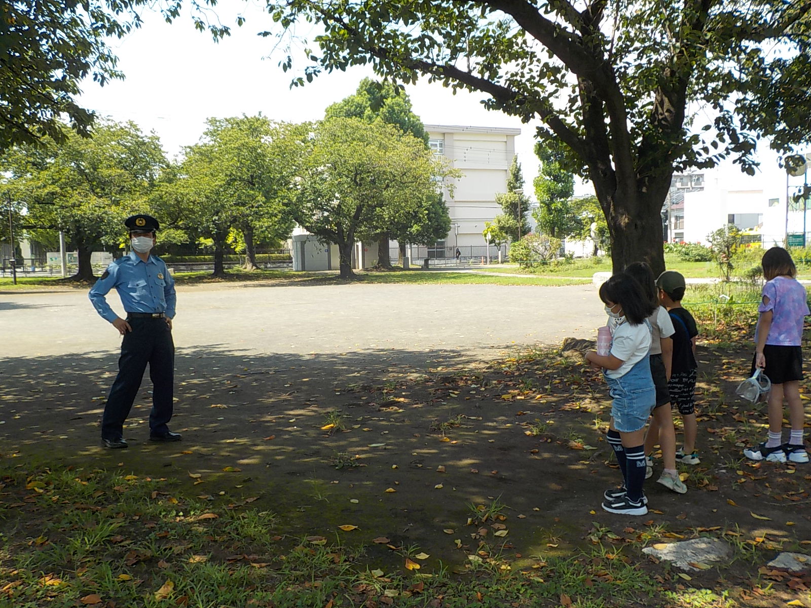 公園で安全な場所や危険な場所を探している写真