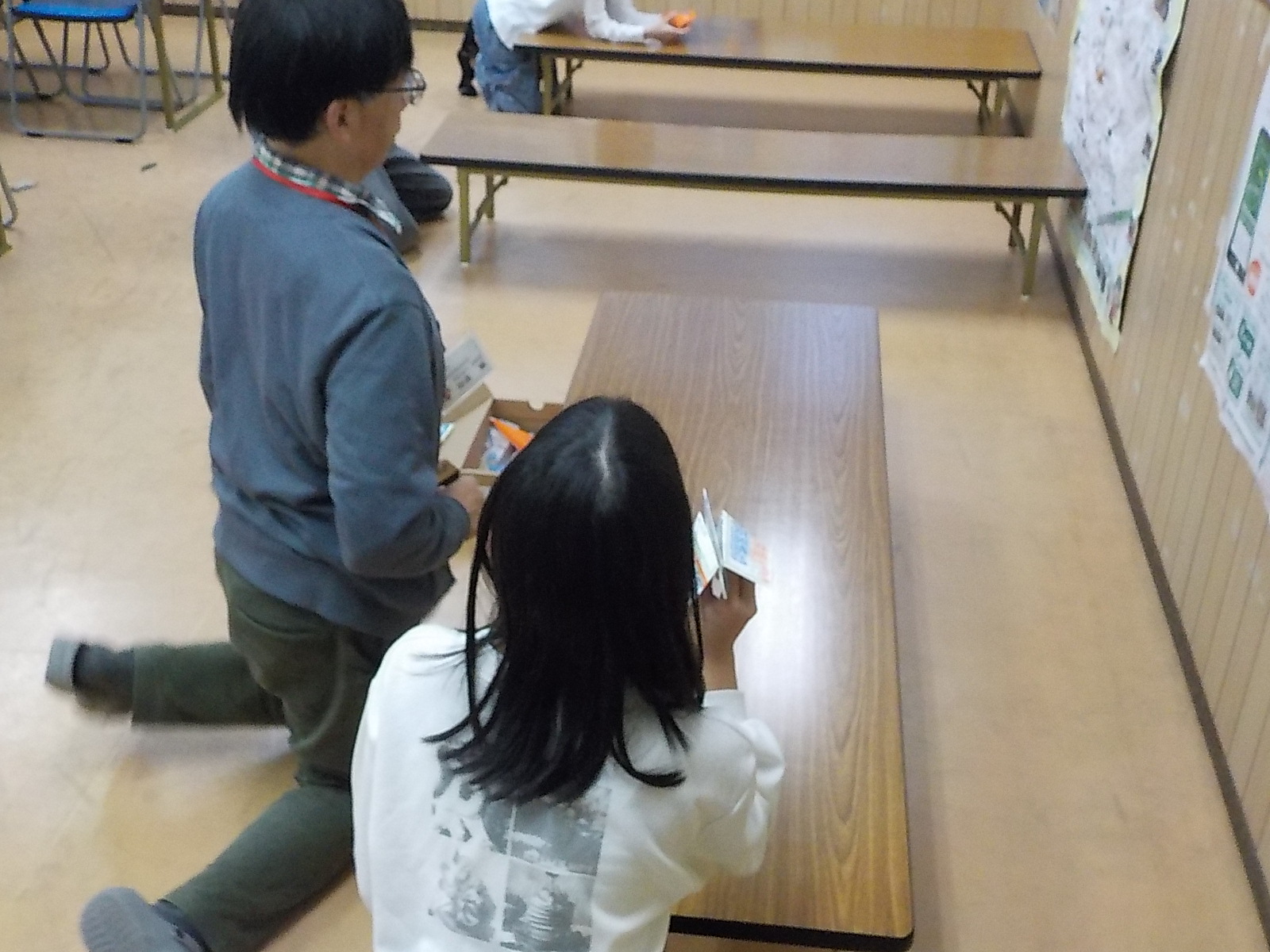 紙飛行機を飛ばしている様子の写真