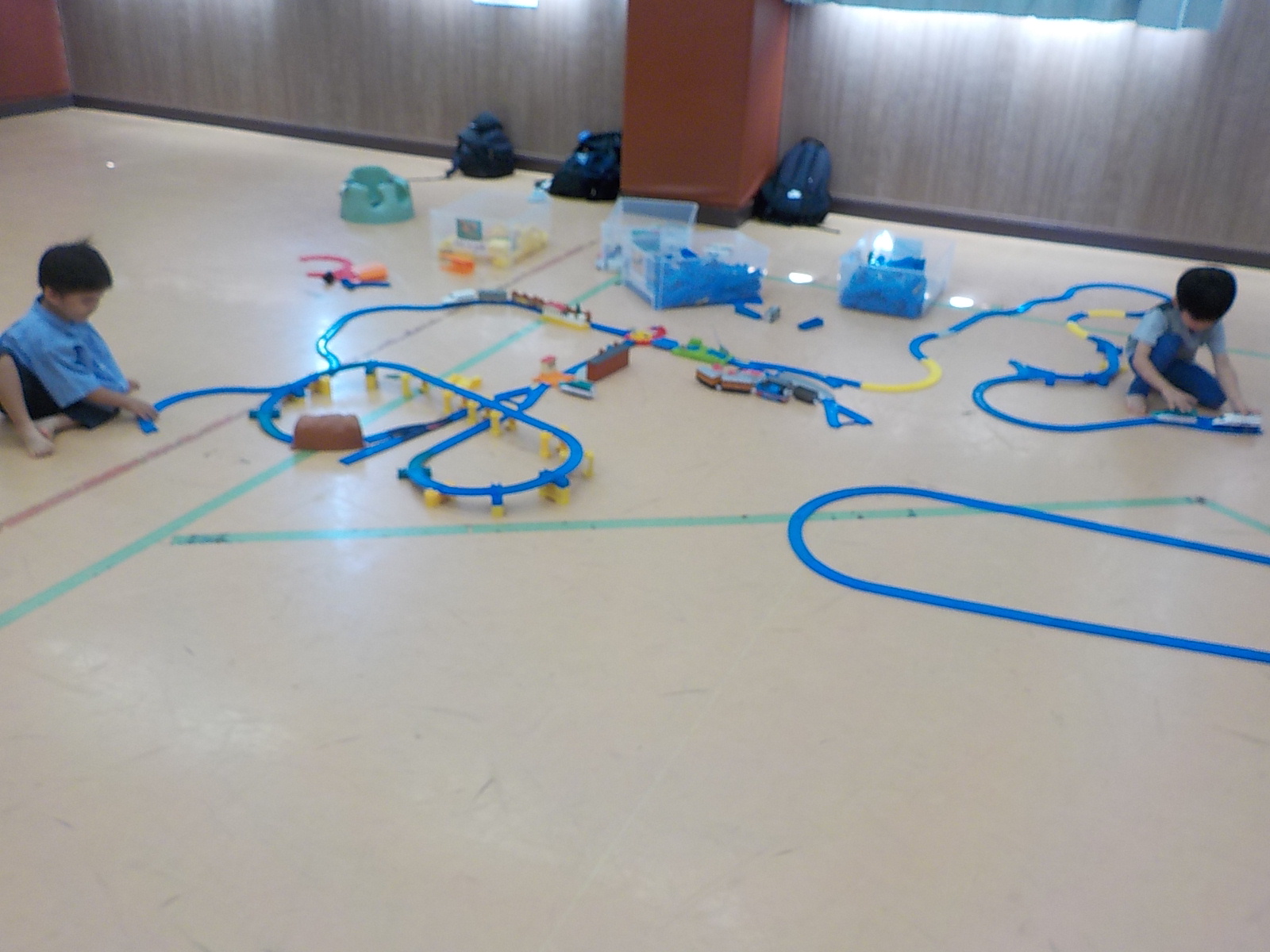 プラレールで遊んでいる様子の写真