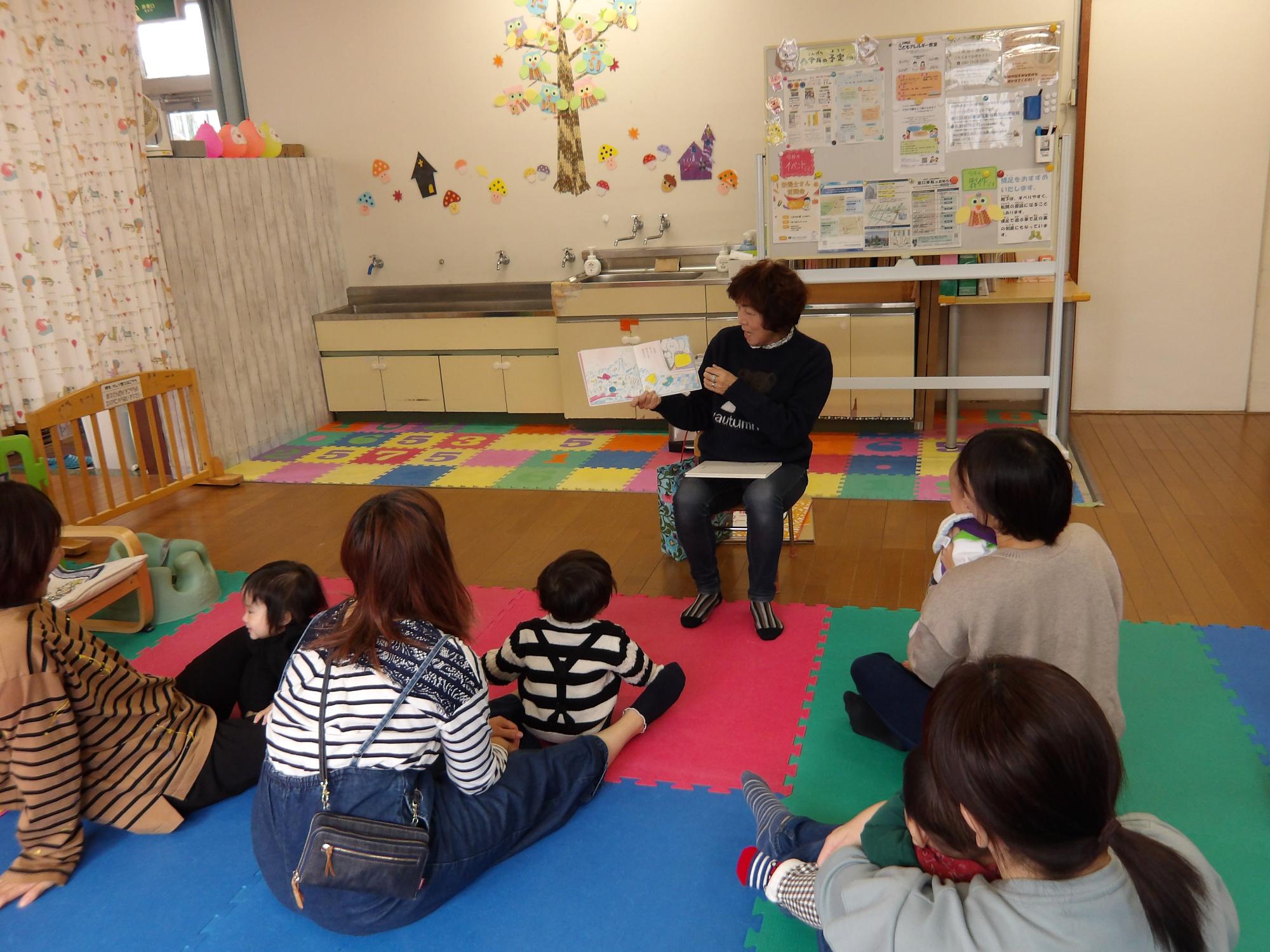 絵本の読み聞かせをしている様子の写真