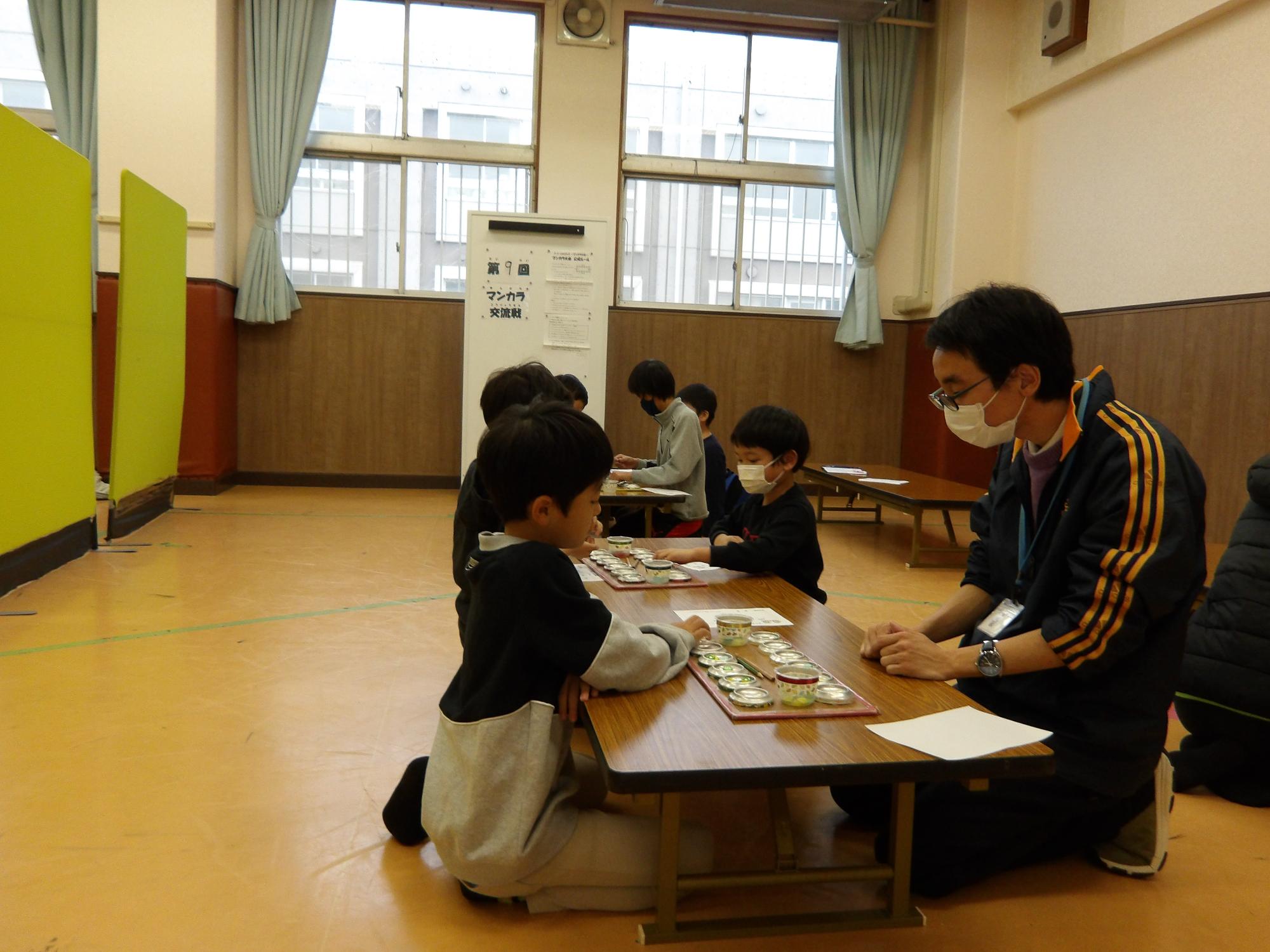 マンカラ対戦をしている写真
